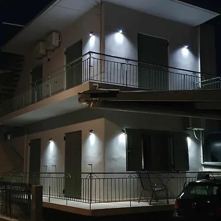 Loupino Family House شقة Stoúpa